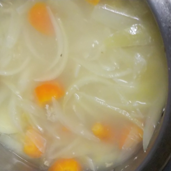 白味噌とコンソメのスープ・じゃがいも人参と玉ねぎを